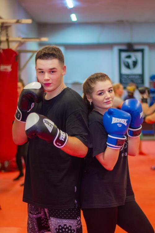 Весна практически полноценно вступила в свои права, а это значит, что практически через месяц одежда станет практически летней. 02