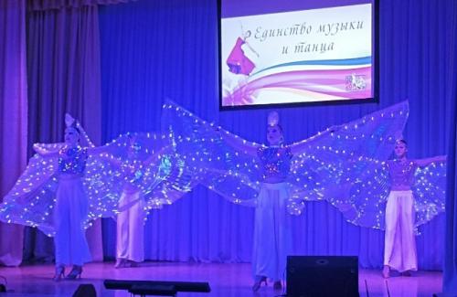 Блеск огней, причесок глянцы, стук веселых каблучков. 
