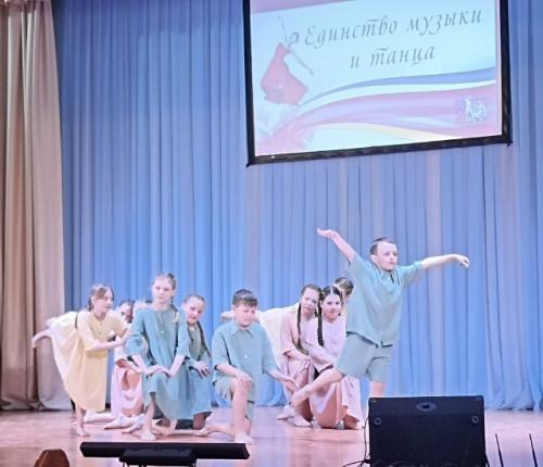 Блеск огней, причесок глянцы, стук веселых каблучков. 07