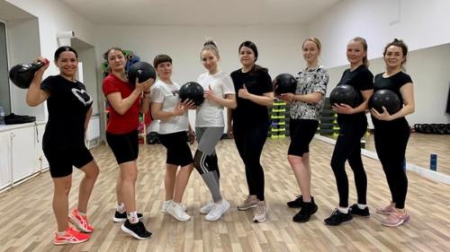 Занимайтесь фитнесом вместе с подругой или другом! 01