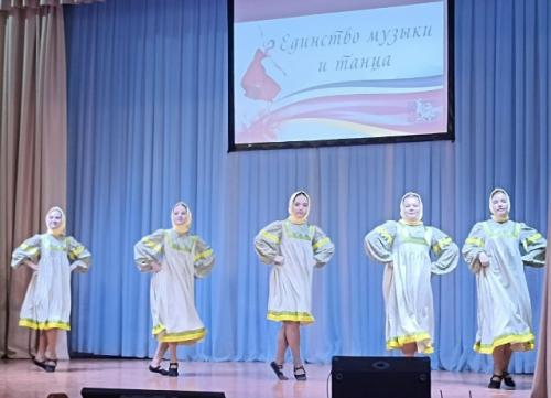 Блеск огней, причесок глянцы, стук веселых каблучков. 04