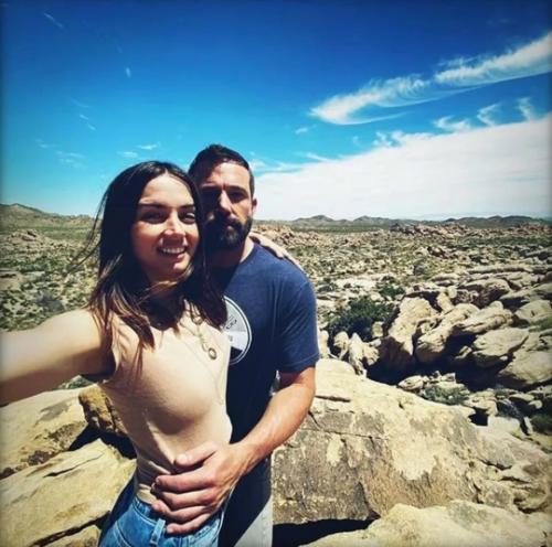 Бен аффлек, по слухам, переживает непростой период и переосмысливает прошлые отношения. 02