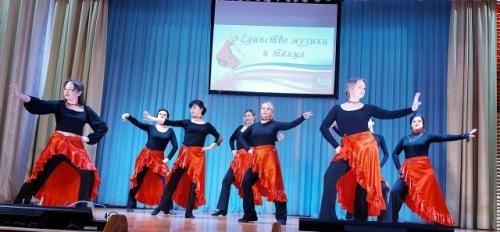 Блеск огней, причесок глянцы, стук веселых каблучков. 08