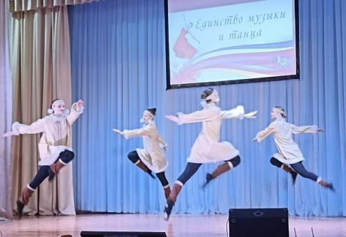 Блеск огней, причесок глянцы, стук веселых каблучков. 03