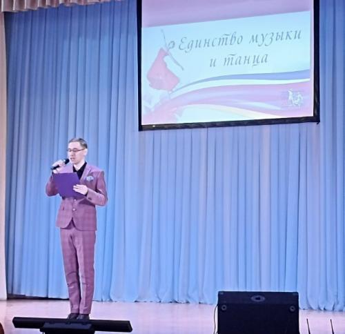 Блеск огней, причесок глянцы, стук веселых каблучков. 01