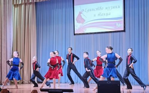 Блеск огней, причесок глянцы, стук веселых каблучков. 02