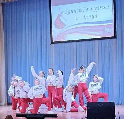 Блеск огней, причесок глянцы, стук веселых каблучков. 06