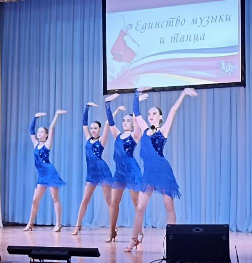 Блеск огней, причесок глянцы, стук веселых каблучков. 05