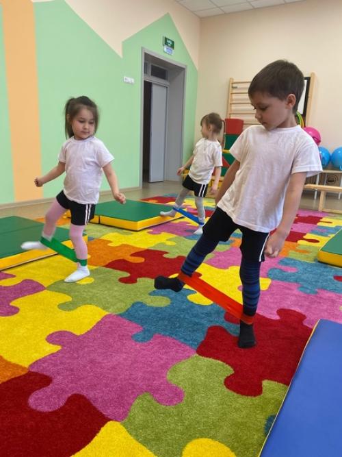 В нашем дошкольном учреждении мы стали использовать резинки для фитнеса на занятиях по физической культуре и в индивидуальной работе с детьми. 06