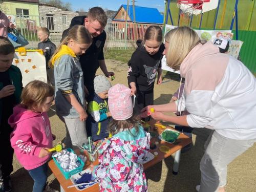 В преддверии празднования международного дня семьи, который отмечается 15 мая, в нашем детском саду прошел клубный час для детей и родителей. 03