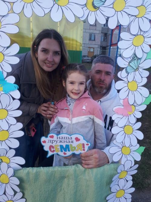 В преддверии празднования международного дня семьи, который отмечается 15 мая, в нашем детском саду прошел клубный час для детей и родителей. 05