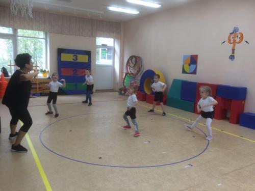 В группе Теремок открытое занятие для родителей по фитнесу прошло. 03
