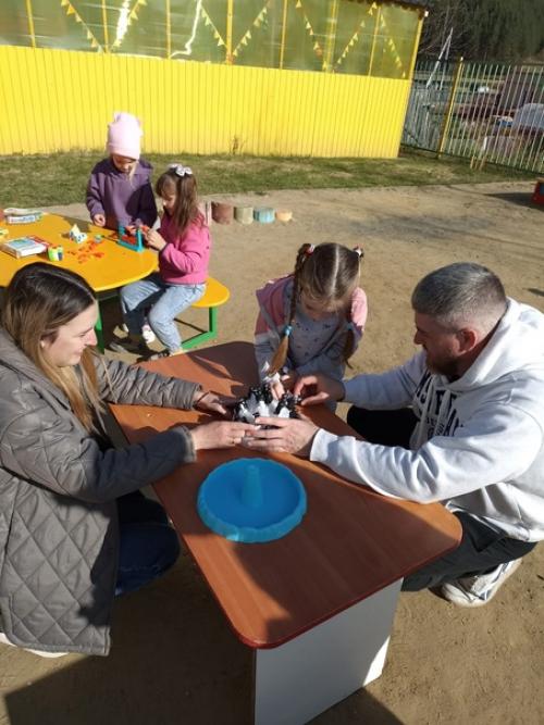 В преддверии празднования международного дня семьи, который отмечается 15 мая, в нашем детском саду прошел клубный час для детей и родителей. 06