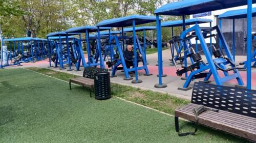 Не так давно во многих дворах обручевского района появились хорошие спортивные площадки.  