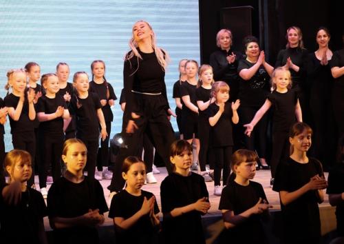 Танцуют все!  Первый большой танцевальный концерт фитнес - группы на сцене ильинского дома культуры (руководитель Виктория Меньшакова. 02