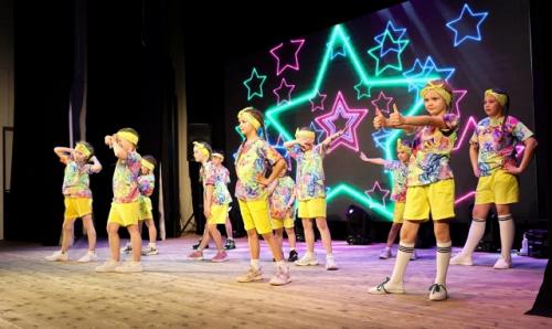 Танцуют все!  Первый большой танцевальный концерт фитнес - группы на сцене ильинского дома культуры (руководитель Виктория Меньшакова. 01