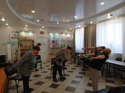 Специалисты социально - реабилитационной службы проводят с пожилыми людьми разнообразную оздоровительную работу. 02