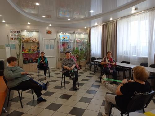 Специалисты социально - реабилитационной службы проводят с пожилыми людьми разнообразную оздоровительную работу. 01