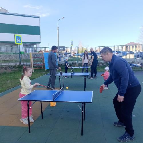 В преддверии празднования международного дня семьи, который отмечается 15 мая, в нашем детском саду прошел клубный час для детей и родителей. 08