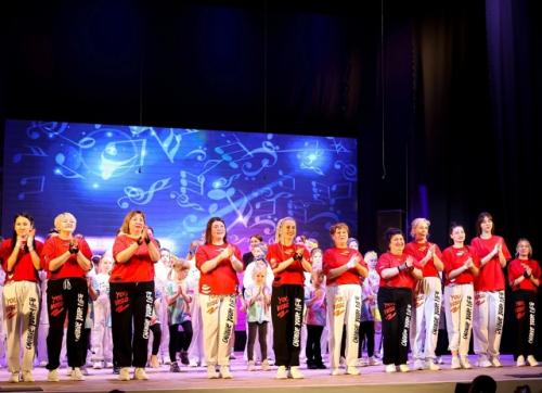 Танцуют все!  Первый большой танцевальный концерт фитнес - группы на сцене ильинского дома культуры (руководитель Виктория Меньшакова. 03
