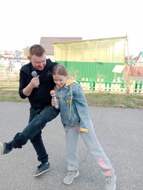 В преддверии празднования международного дня семьи, который отмечается 15 мая, в нашем детском саду прошел клубный час для детей и родителей. 02