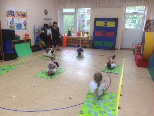 В группе Теремок открытое занятие для родителей по фитнесу прошло. 06