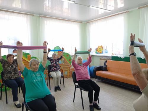 Специалисты социально - реабилитационной службы проводят с пожилыми людьми разнообразную оздоровительную работу.

