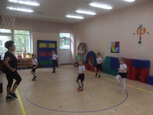 В группе Теремок открытое занятие для родителей по фитнесу прошло. 04