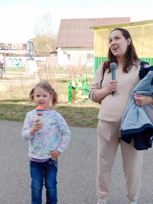 В преддверии празднования международного дня семьи, который отмечается 15 мая, в нашем детском саду прошел клубный час для детей и родителей. 01