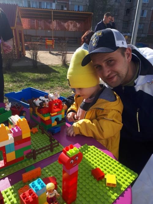 В преддверии празднования международного дня семьи, который отмечается 15 мая, в нашем детском саду прошел клубный час для детей и родителей. 04