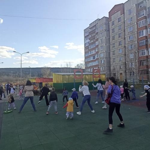 В преддверии празднования международного дня семьи, который отмечается 15 мая, в нашем детском саду прошел клубный час для детей и родителей. 07