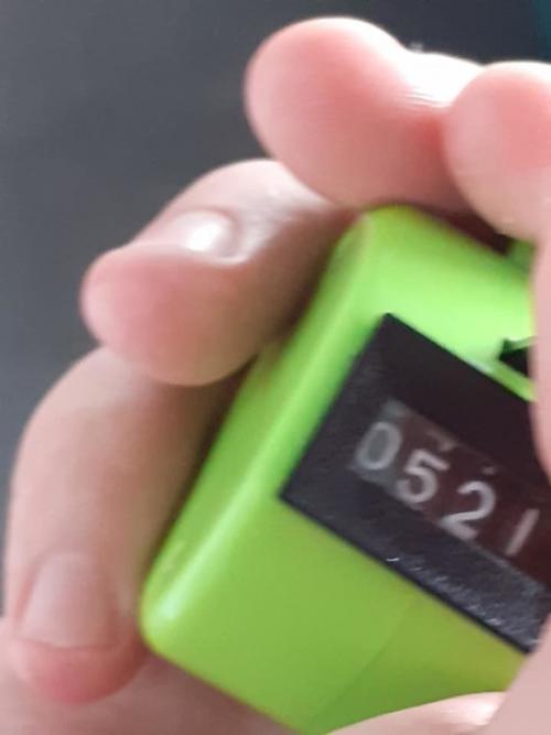 Только за первые 10 минут отжался более 500 раз. 02