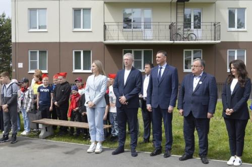 В Калтане открыта новая площадка для уличного фитнеса. 09