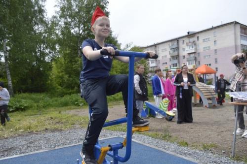 В Калтане открыта новая площадка для уличного фитнеса. 06