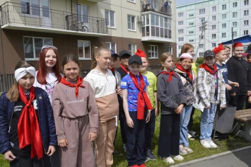 В Калтане открыта новая площадка для уличного фитнеса. 01