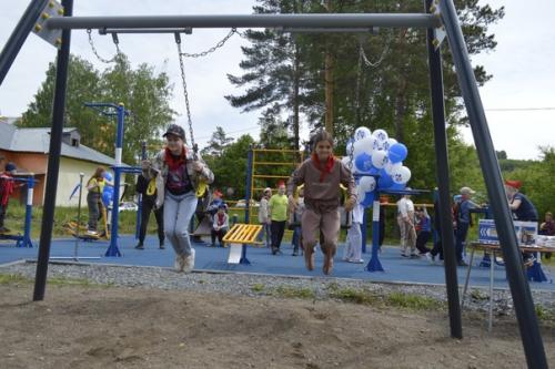 В Калтане открыта новая площадка для уличного фитнеса. 05