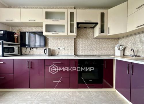 В микрорайоне сосновый бор дом 2 продается отличная 3-х комнатная квартира. 

