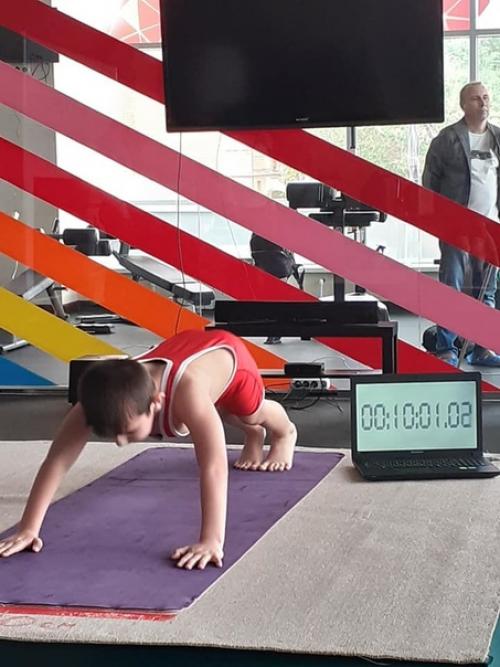 Только за первые 10 минут отжался более 500 раз. 01