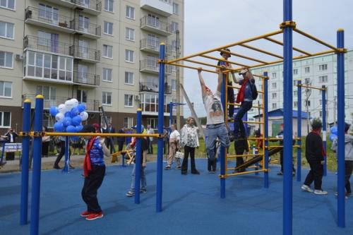 В Калтане открыта новая площадка для уличного фитнеса. 04