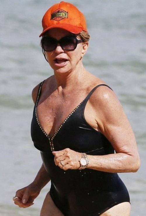 Этой актрисе уже 75 лет но она в отличной форме! 02