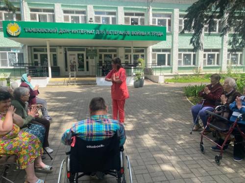 Нейробику на свежем воздухе Яркие дни провели в тамбовском доме - интернате. 04