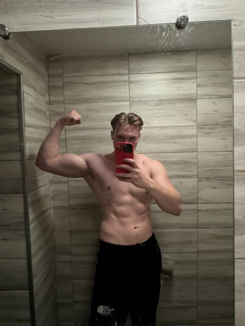 Всем привет!  Меня зовут валера, мне 23 и я в сфере фитнеса уже 8 лет. 02