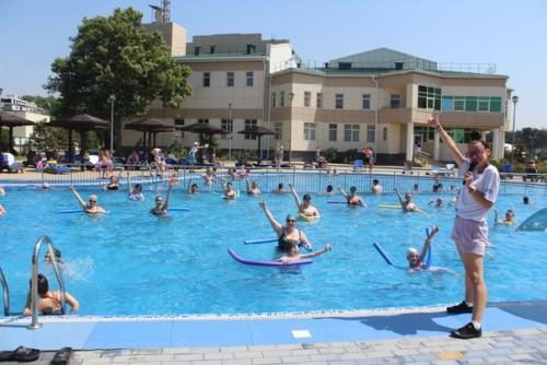 В случае если тренировки в зале надоели и хочется попробовать себя в новом фитнес - направлении, хороший вариант - аквааэробика. 01