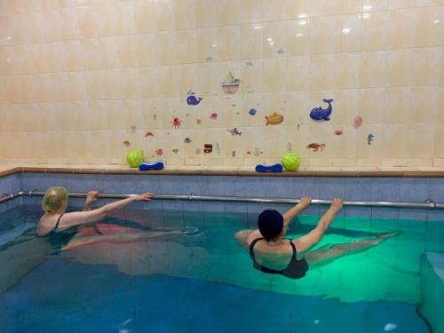 На улице + 32, а мы в оздоровительном комплексе получаем прохладное удовольствие от занятий аквааэробикой. 01 На улице + 32, а мы в оздоровительном комплексе получаем прохладное удовольствие от занятий аквааэробикой. 01