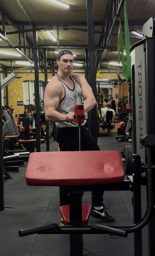 Всем привет!  Меня зовут валера, мне 23 и я в сфере фитнеса уже 8 лет. 01