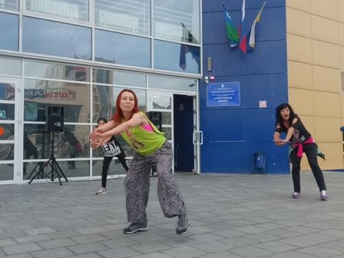 Кайфую на уличных тренировках, обожаю Zumba Fitness. 01 Кайфую на уличных тренировках, обожаю Zumba Fitness. 01