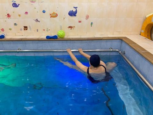 На улице + 32, а мы в оздоровительном комплексе получаем прохладное удовольствие от занятий аквааэробикой. 02 На улице + 32, а мы в оздоровительном комплексе получаем прохладное удовольствие от занятий аквааэробикой. 02