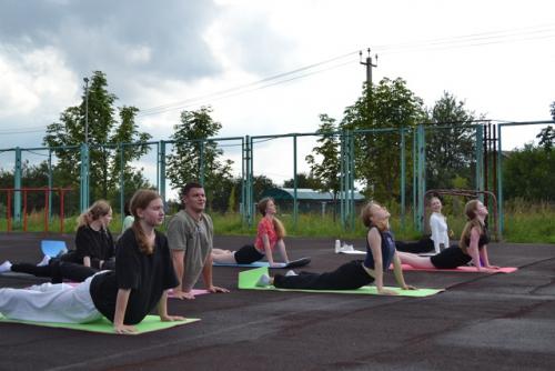 19 июля на площадке около мбу Ледовый Катокюбилейный прошла открытая тренировка по йоге. 01