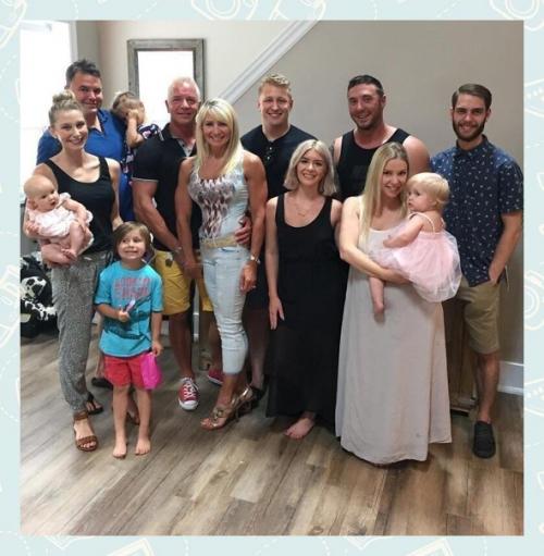 Как думаете, сколько лет этой девушке. 03