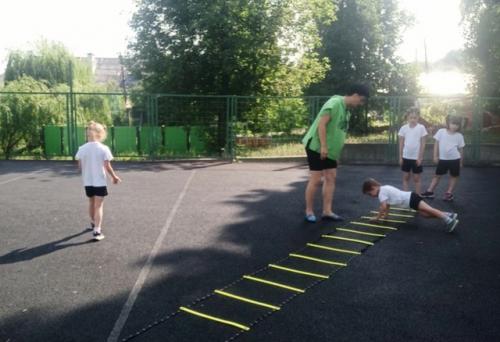 Координационная лестница - это тренажер, имитирующий плоскую горизонтальную лестницу. 03